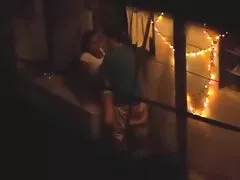 لڑکیوں کے خوبصورت ویڈیو کے کپڑے اتار دئے اور ناراض سیڑھیاں پر دروازے میں