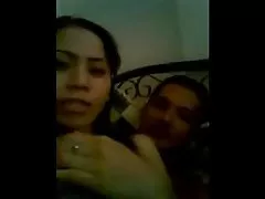 فحش گدا قریبی اپ آن لائن بلی کے ساتھ بڑے سنہرے بالوں والی ٹب میں