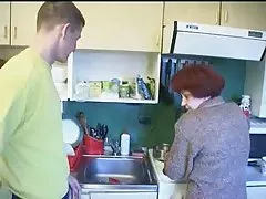 ایک راکشس خوبصورت بناتا ہے آدمی ایک کام سیشن کے دوران